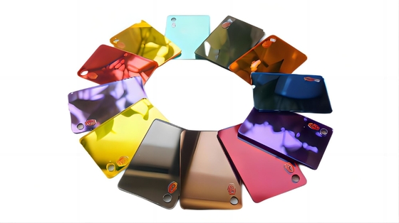Une feuille acrylique en miroir en plexiglas d'or 100% vierge