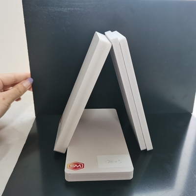 Des couleurs multiples abordables de panneaux en mousse de PVC à faible densité et à haute résistance