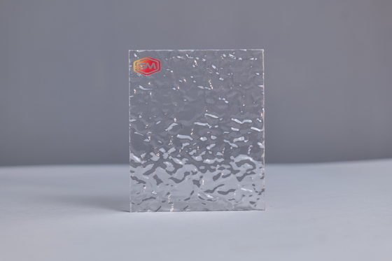 Feuille acrylique texturée transparente pour une transmission lumineuse élevée et des propriétés non jaunissantes