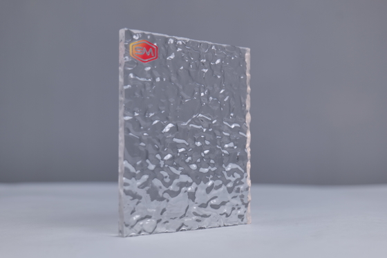 Feuille de plastique transparente texturée et opaque, à haute transmission lumineuse, destinée aux panneaux et aux guides