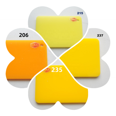 Des feuilles d'acrylique coulées de couleur résistantes aux rayures, vierges MMA avec transmission pour différentes applications
