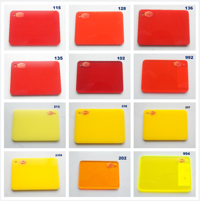 La feuille acrylique rouge translucide de couleur acrylique personnalisée pour des dessins uniques et personnalisés