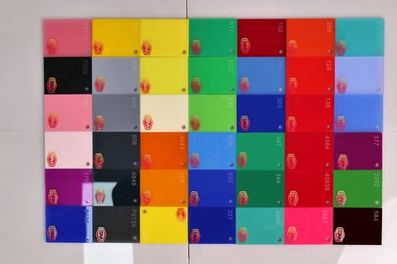 La feuille acrylique colorée de différentes couleurs et épaisseurs pour vos projets avec une surface lisse et sans odeur lors de la coupe
