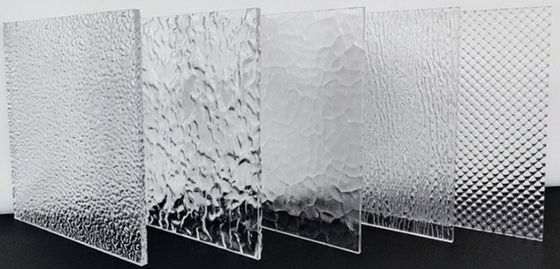 Feuille acrylique à ondes extrudées de 3 mm à 5 mm d'épaisseur à rayures claires à motif linéaire