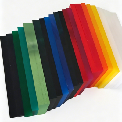 Feuille acrylique colorée résistante aux chocs, avec des couleurs vives personnalisées et un traitement de gravure facile pour les panneaux d'affichage industriels