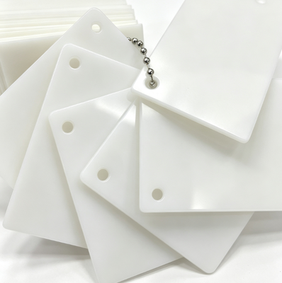 Folie d'acrylique blanche laiteuse brillante avec une diffusion blanche supérieure et des performances anti-jaune pour la boîte de lumière