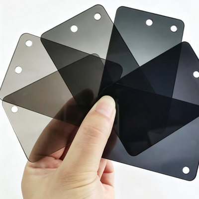 Plaque acrylique transparente personnalisable de couleur avec transmission lumineuse élevée et résistance aux UV pour verre de cloison de séparation